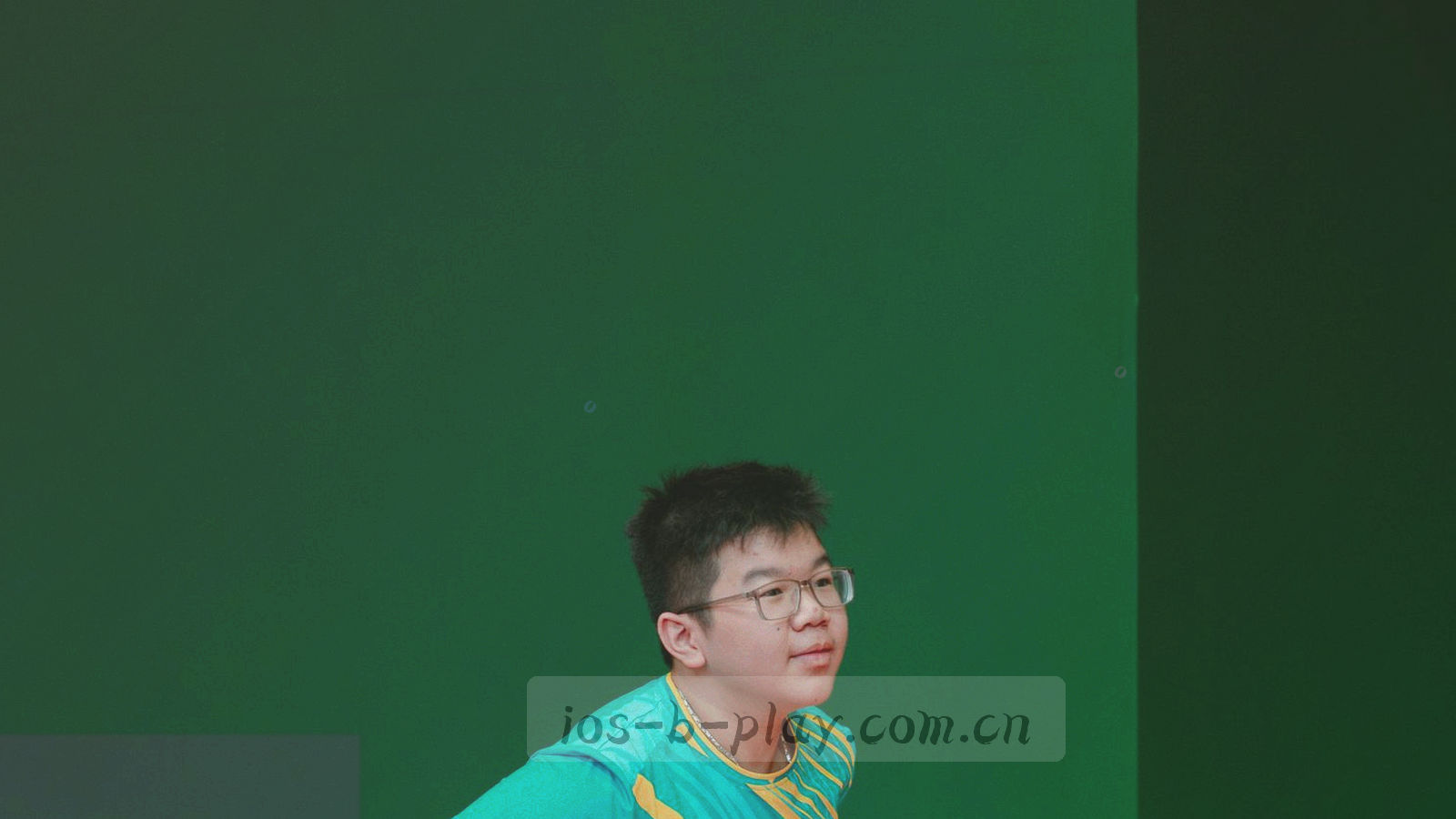 夜间球场俯视视角下控球热区呈高光分布